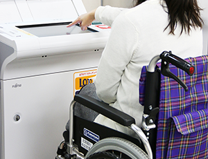 車椅子の方にもやさしいATMのイメージ