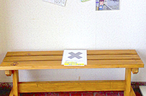 こおろぎ橋の廃材で作られたベンチのイメージ